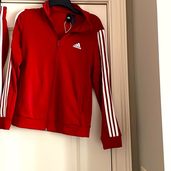 One full set and a pair of sweats - Picture 2 of 6